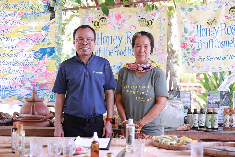 "อธิบดีใบน้อย" เยี่ยมชมศูนย์การเรียนรู้สวนสมุนไพรวิถีไทย ร่วมบูรณาการโมเดลชุมชนดีพร้อม