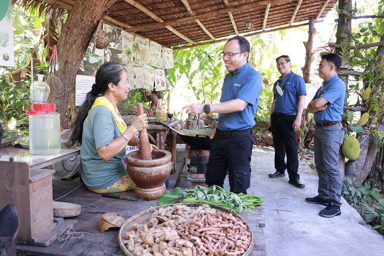 "อธิบดีใบน้อย" เยี่ยมชมศูนย์การเรียนรู้สวนสมุนไพรวิถีไทย ร่วมบูรณาการโมเดลชุมชนดีพร้อม