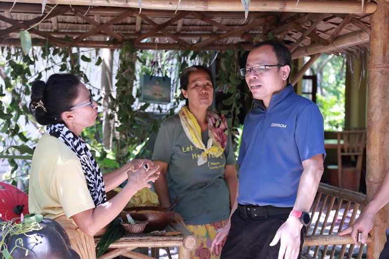 "อธิบดีใบน้อย" เยี่ยมชมศูนย์การเรียนรู้สวนสมุนไพรวิถีไทย ร่วมบูรณาการโมเดลชุมชนดีพร้อม