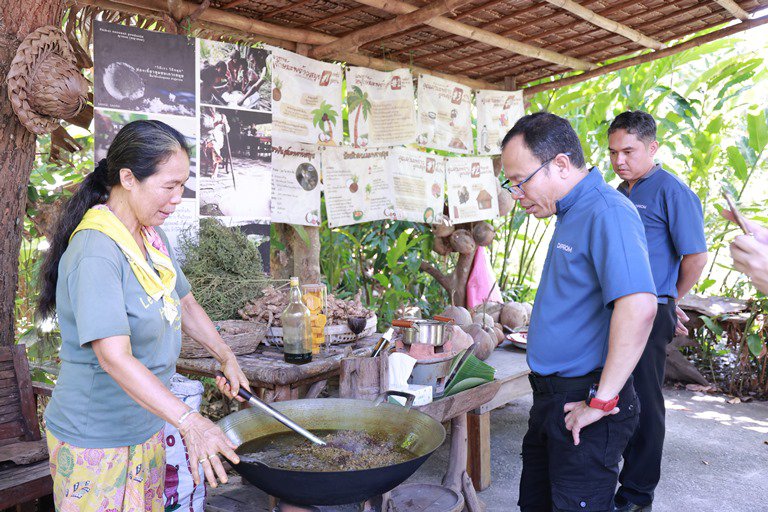 "อธิบดีใบน้อย" เยี่ยมชมศูนย์การเรียนรู้สวนสมุนไพรวิถีไทย ร่วมบูรณาการโมเดลชุมชนดีพร้อม