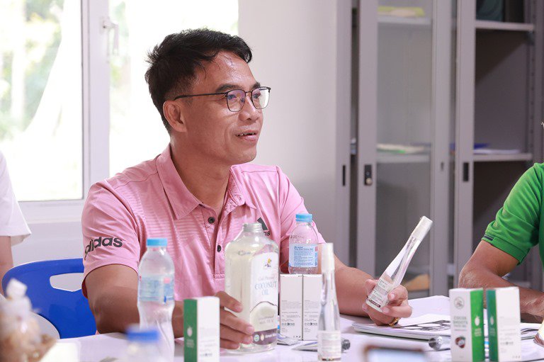 "อธิบดีใบน้อย" ลงพื้นที่ผลักดันสินค้า GI ชุมชนดีพร้อมชาวสวนมะพร้าวเกาะพะงันสู่ตลาดโลก