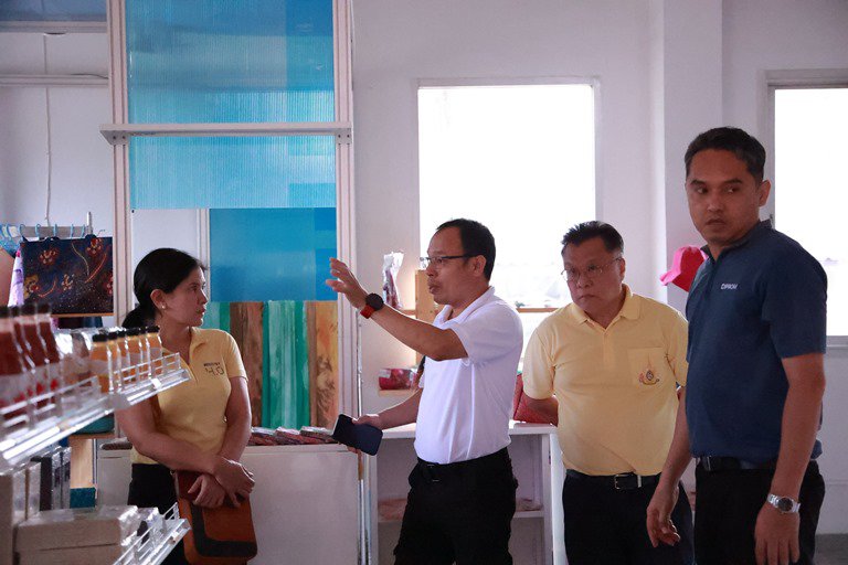 "อธิบดีใบน้อย" นำทัพตรวจเยี่ยมดีพร้อมเซ็นเตอร์เมืองร้อยเกาะ มอบนโยบายการส่งเสริมอุตสาหกรรมที่ "ดีพร้อม"
