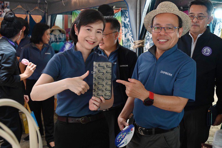 ปลัดฯ ณัฐพล นำทีม MIND ผุดไอเดียพลิกฟื้น JBIC บ้านนาตีน จ.กระบี่ เน้นการสร้างแบรนด์ เพิ่มมูลค่าผลิตภัณฑ์ เชื่อมโยงธุรกิจขนาดใหญ่กระจายรายได้ให้ชุมชนสู่ความยั่งยืนทางเศรษฐกิจ 