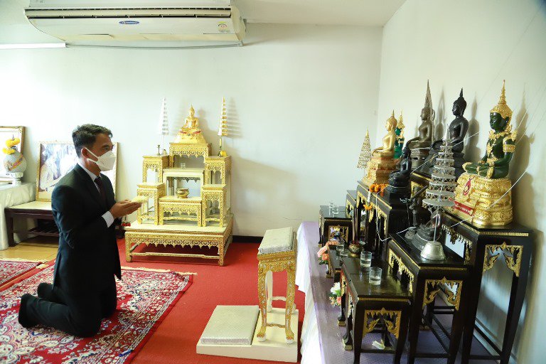 ราชาฤกษ์ รสอ.วัชรุนฯ ลงนามปากกาเริ่มงานวันแรก พร้อมสักการะสิ่งศักดิ์สิทธิ์ประจำกรมส่งเสริมอุตสาหกรรม
