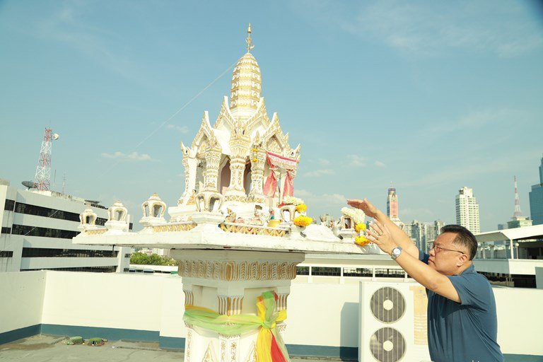 ฤกษ์ดี!! รสอ.วาทีฯ ก้าวเท้าเข้าห้องทำงาน พร้อมสักการะองค์พระนารายณ์พระภูมิ และสิ่งศักดิ์สิทธิ์ประจำกระทรวงอุตสาหกรรม และกรมส่งเสริมอุตสาหกรรม