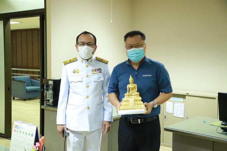 ฤกษ์ดี!! รสอ.วาทีฯ ก้าวเท้าเข้าห้องทำงาน พร้อมสักการะองค์พระนารายณ์พระภูมิ และสิ่งศักดิ์สิทธิ์ประจำกระทรวงอุตสาหกรรม และกรมส่งเสริมอุตสาหกรรม