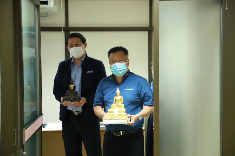 ฤกษ์ดี!! รสอ.วาทีฯ ก้าวเท้าเข้าห้องทำงาน พร้อมสักการะองค์พระนารายณ์พระภูมิ และสิ่งศักดิ์สิทธิ์ประจำกระทรวงอุตสาหกรรม และกรมส่งเสริมอุตสาหกรรม