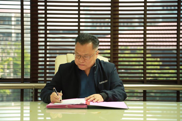 ฤกษ์ดี!! รสอ.วาทีฯ ก้าวเท้าเข้าห้องทำงาน พร้อมสักการะองค์พระนารายณ์พระภูมิ และสิ่งศักดิ์สิทธิ์ประจำกระทรวงอุตสาหกรรม และกรมส่งเสริมอุตสาหกรรม
