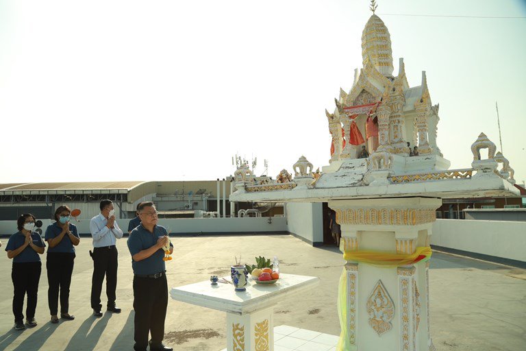 ฤกษ์ดี!! รสอ.วาทีฯ ก้าวเท้าเข้าห้องทำงาน พร้อมสักการะองค์พระนารายณ์พระภูมิ และสิ่งศักดิ์สิทธิ์ประจำกระทรวงอุตสาหกรรม และกรมส่งเสริมอุตสาหกรรม