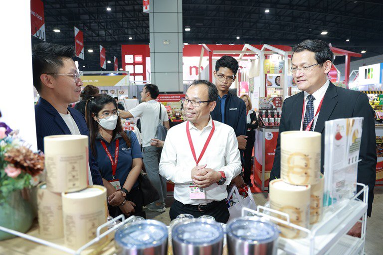 อธิบดีใบน้อย" นำทีมดีพร้อมชมงาน THAIFEX – ANUGA ASIA 2023