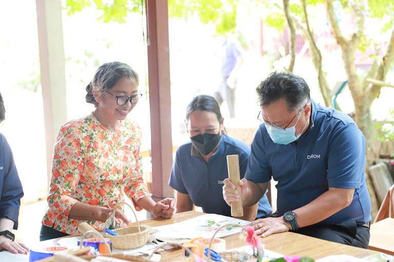 รองปลัดฯ ณัฏฐิญา นำทีม MIND เยี่ยมชุมชนตะเคียนเตี้ย หนึ่งในหมู่บ้านชุมชนดีพร้อมใกล้กรุง เด่นทั้งการท่องเที่ยวเชิงวิถีชีวิต วัฒนธรรม ของฝาก ของที่ระลึก และผลิตภัณฑ์คุณภาพ