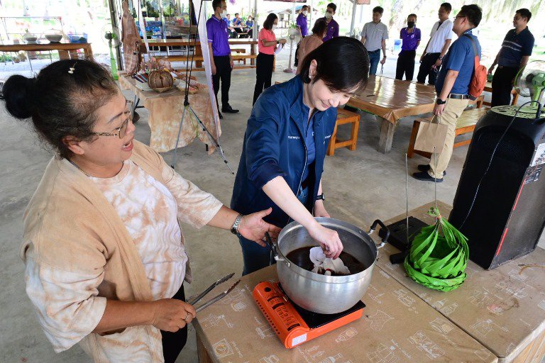 รองปลัดฯ ณัฏฐิญา นำทีม MIND เยี่ยมชุมชนตะเคียนเตี้ย หนึ่งในหมู่บ้านชุมชนดีพร้อมใกล้กรุง เด่นทั้งการท่องเที่ยวเชิงวิถีชีวิต วัฒนธรรม ของฝาก ของที่ระลึก และผลิตภัณฑ์คุณภาพ