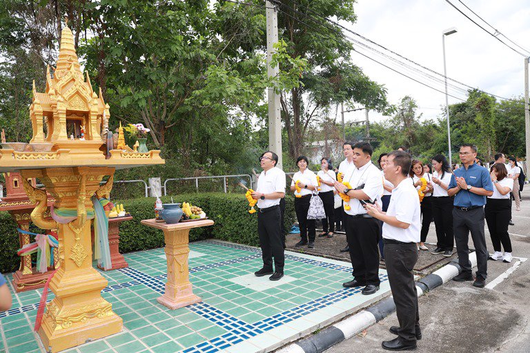 “อธิบดีใบน้อย” นำทีมชาวดีพร้อม บวรสรวงสิ่งศักดิ์สิทธิ์ เสริมสิริมงคลและสร้างขวัญกำลังใจในการจัดงานอุตสาหกรรมแฟร์