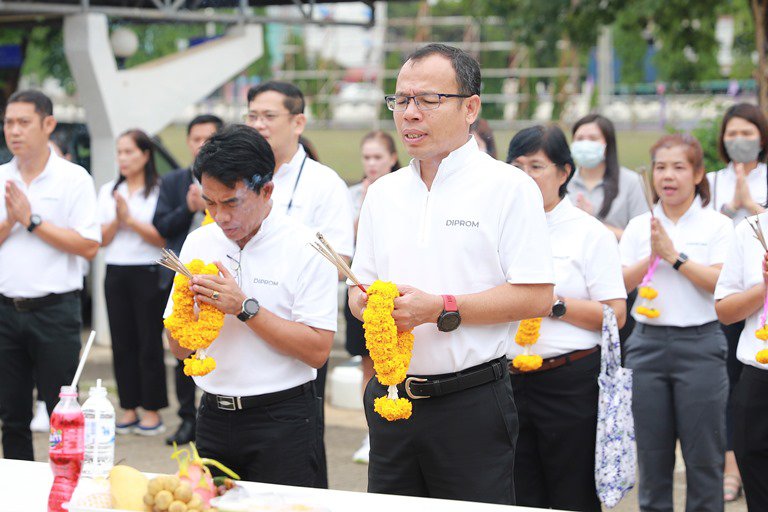 “อธิบดีใบน้อย” นำทีมชาวดีพร้อม บวรสรวงสิ่งศักดิ์สิทธิ์ เสริมสิริมงคลและสร้างขวัญกำลังใจในการจัดงานอุตสาหกรรมแฟร์