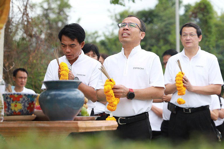 “อธิบดีใบน้อย” นำทีมชาวดีพร้อม บวรสรวงสิ่งศักดิ์สิทธิ์ เสริมสิริมงคลและสร้างขวัญกำลังใจในการจัดงานอุตสาหกรรมแฟร์