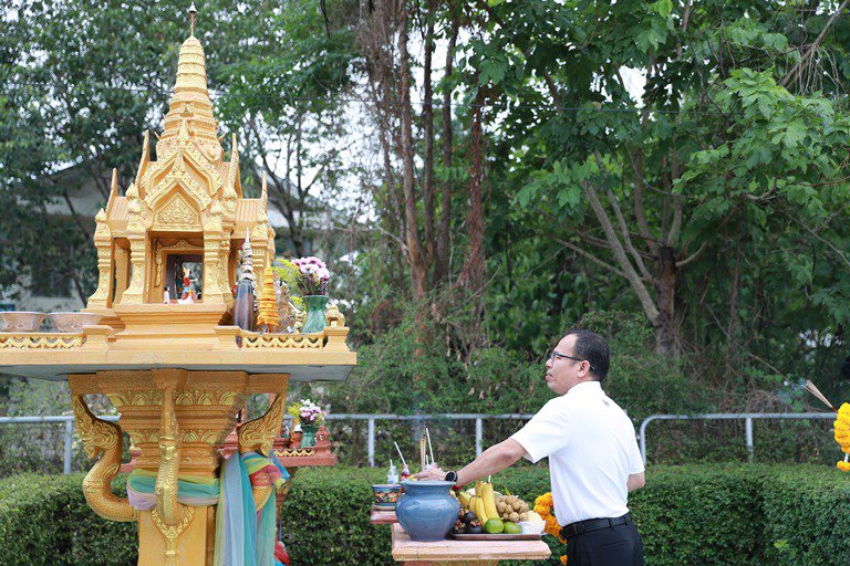 “อธิบดีใบน้อย” นำทีมชาวดีพร้อม บวรสรวงสิ่งศักดิ์สิทธิ์ เสริมสิริมงคลและสร้างขวัญกำลังใจในการจัดงานอุตสาหกรรมแฟร์