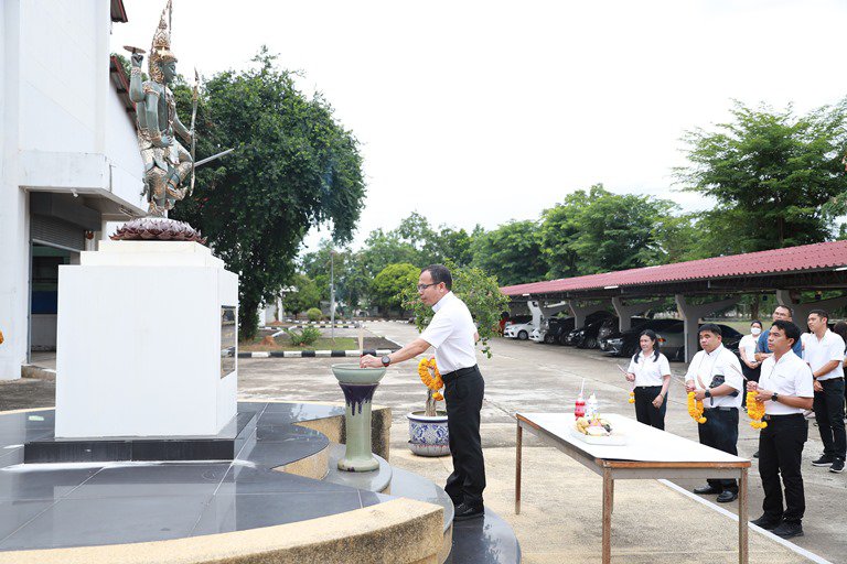 “อธิบดีใบน้อย” นำทีมชาวดีพร้อม บวรสรวงสิ่งศักดิ์สิทธิ์ เสริมสิริมงคลและสร้างขวัญกำลังใจในการจัดงานอุตสาหกรรมแฟร์