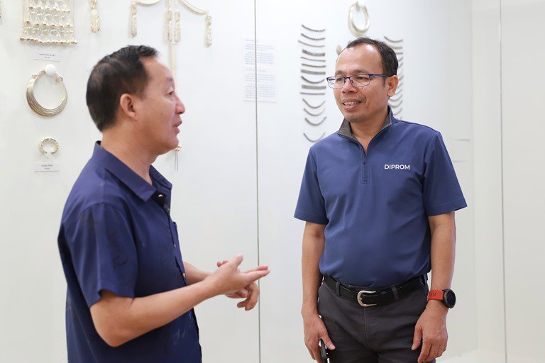 "อธิบดีใบน้อย" ลงพื้นที่เยี่ยมชมศูนย์หัตถกรรมเครื่องประดับเงิน เมืองปู่ม่านย่าม่าน