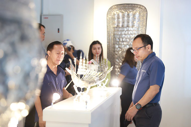 "อธิบดีใบน้อย" ลงพื้นที่เยี่ยมชมศูนย์หัตถกรรมเครื่องประดับเงิน เมืองปู่ม่านย่าม่าน
