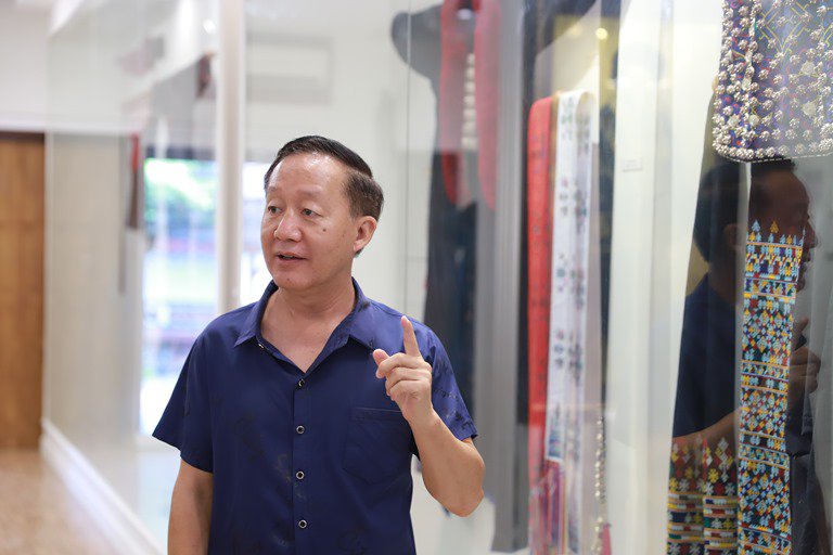 "อธิบดีใบน้อย" ลงพื้นที่เยี่ยมชมศูนย์หัตถกรรมเครื่องประดับเงิน เมืองปู่ม่านย่าม่าน