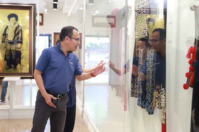 "อธิบดีใบน้อย" ลงพื้นที่เยี่ยมชมศูนย์หัตถกรรมเครื่องประดับเงิน เมืองปู่ม่านย่าม่าน