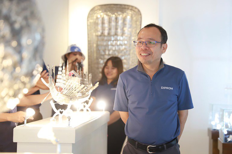 "อธิบดีใบน้อย" ลงพื้นที่เยี่ยมชมศูนย์หัตถกรรมเครื่องประดับเงิน เมืองปู่ม่านย่าม่าน