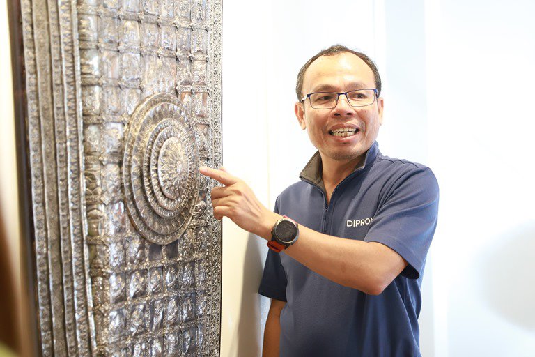 "อธิบดีใบน้อย" ลงพื้นที่เยี่ยมชมศูนย์หัตถกรรมเครื่องประดับเงิน เมืองปู่ม่านย่าม่าน