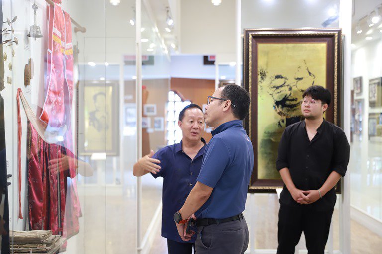 "อธิบดีใบน้อย" ลงพื้นที่เยี่ยมชมศูนย์หัตถกรรมเครื่องประดับเงิน เมืองปู่ม่านย่าม่าน