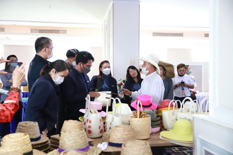 "รสอ.วัชรุน" ร่วมแสดงความยินดีพร้อมมอบวุฒิบัตรผู้ประกอบการธุรกิจชุมชนรองรับวิถีธุรกิจใหม่ 