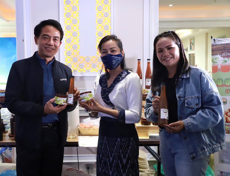 "รสอ.วัชรุน" ร่วมแสดงความยินดีพร้อมมอบวุฒิบัตรผู้ประกอบการธุรกิจชุมชนรองรับวิถีธุรกิจใหม่ 