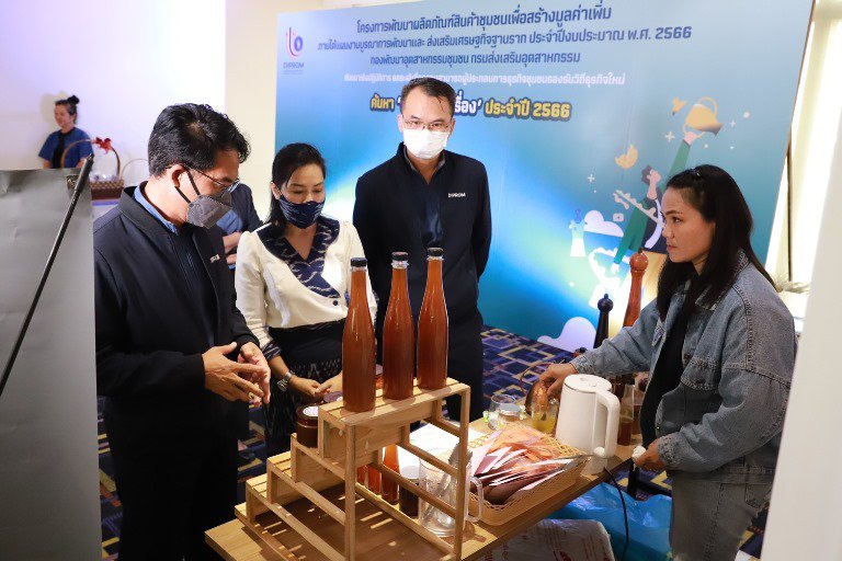 "รสอ.วัชรุน" ร่วมแสดงความยินดีพร้อมมอบวุฒิบัตรผู้ประกอบการธุรกิจชุมชนรองรับวิถีธุรกิจใหม่ 