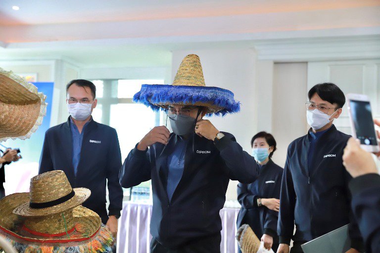 "รสอ.วัชรุน" ร่วมแสดงความยินดีพร้อมมอบวุฒิบัตรผู้ประกอบการธุรกิจชุมชนรองรับวิถีธุรกิจใหม่ 