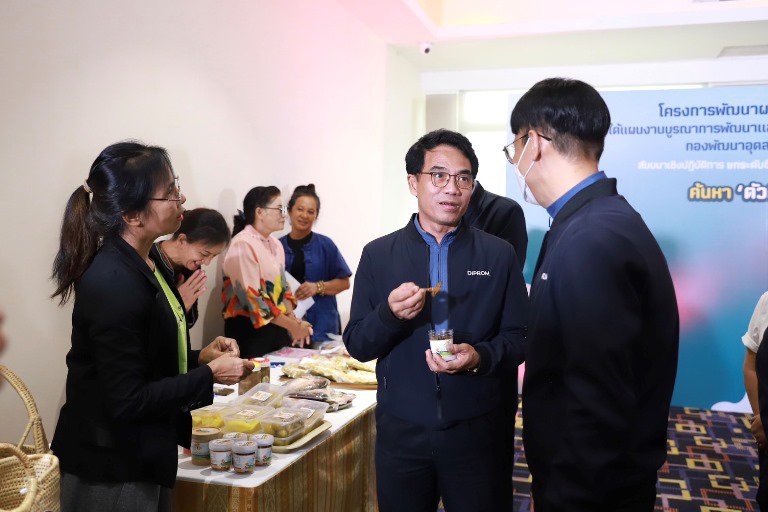 "รสอ.วัชรุน" ร่วมแสดงความยินดีพร้อมมอบวุฒิบัตรผู้ประกอบการธุรกิจชุมชนรองรับวิถีธุรกิจใหม่ 
