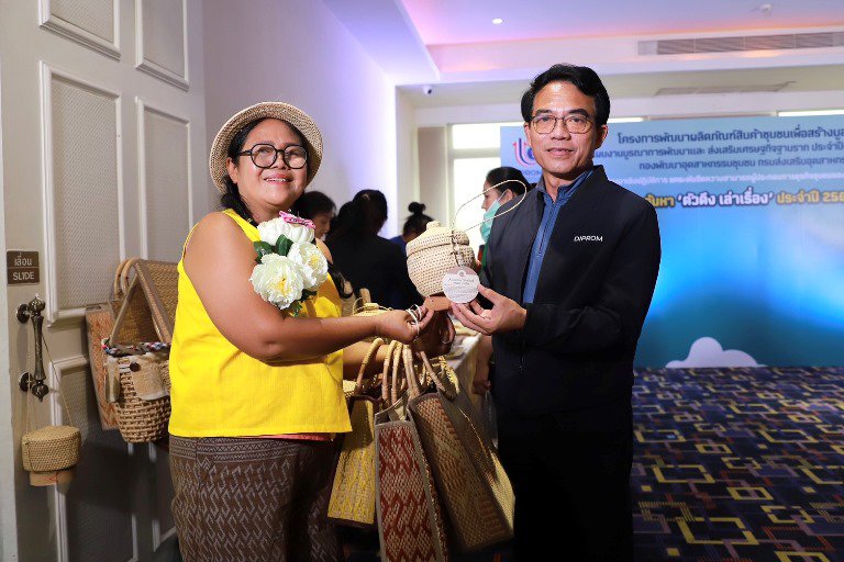 "รสอ.วัชรุน" ร่วมแสดงความยินดีพร้อมมอบวุฒิบัตรผู้ประกอบการธุรกิจชุมชนรองรับวิถีธุรกิจใหม่ 