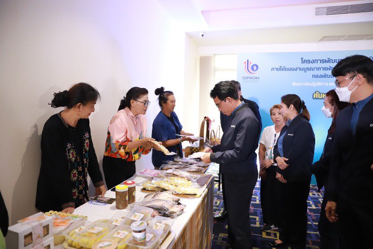 "รสอ.วัชรุน" ร่วมแสดงความยินดีพร้อมมอบวุฒิบัตรผู้ประกอบการธุรกิจชุมชนรองรับวิถีธุรกิจใหม่ 