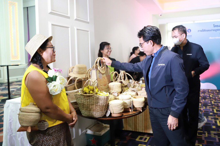 "รสอ.วัชรุน" ร่วมแสดงความยินดีพร้อมมอบวุฒิบัตรผู้ประกอบการธุรกิจชุมชนรองรับวิถีธุรกิจใหม่ 