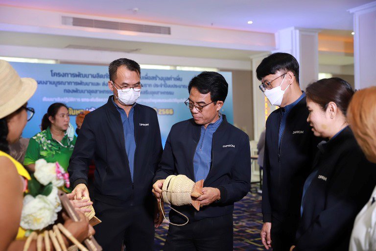 "รสอ.วัชรุน" ร่วมแสดงความยินดีพร้อมมอบวุฒิบัตรผู้ประกอบการธุรกิจชุมชนรองรับวิถีธุรกิจใหม่ 