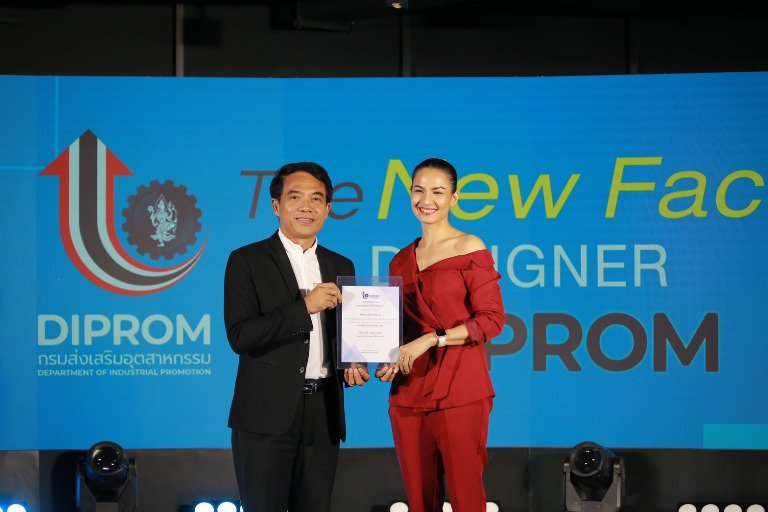 "รสอ.วัชรุน" มอบโล่รางวัลและวุฒิบัตรนักออกแบบหน้าใหม่ประดับวงการแฟชั่นไทย