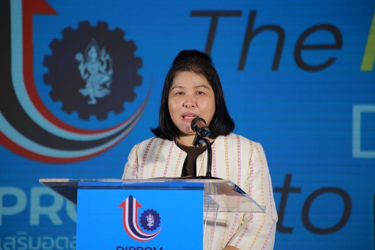 "รสอ.วัชรุน" มอบโล่รางวัลและวุฒิบัตรนักออกแบบหน้าใหม่ประดับวงการแฟชั่นไทย