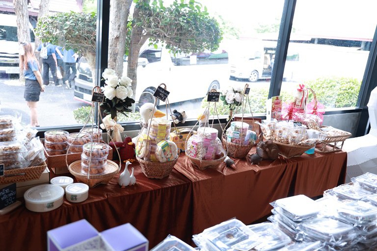 “รสอ.สุชาดา” เยี่ยมชมโรงงานลุงอเนกขนมหวานเพ็ชร์