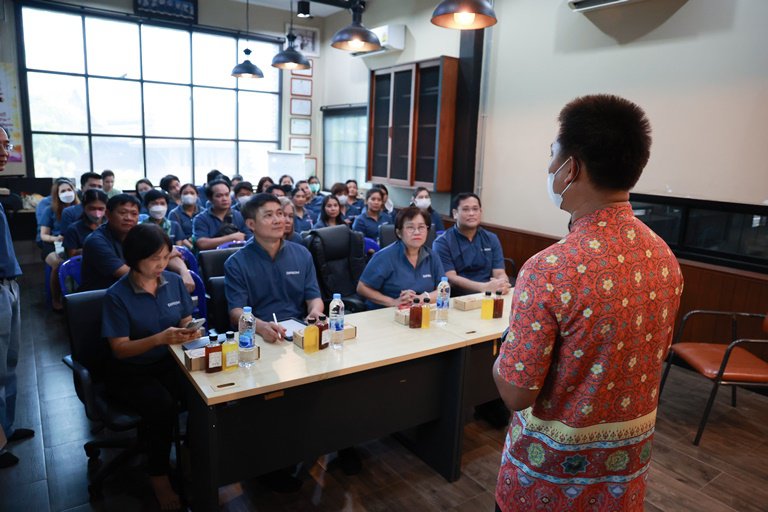 “รสอ.สุชาดา” เยี่ยมชมโรงงานลุงอเนกขนมหวานเพ็ชร์