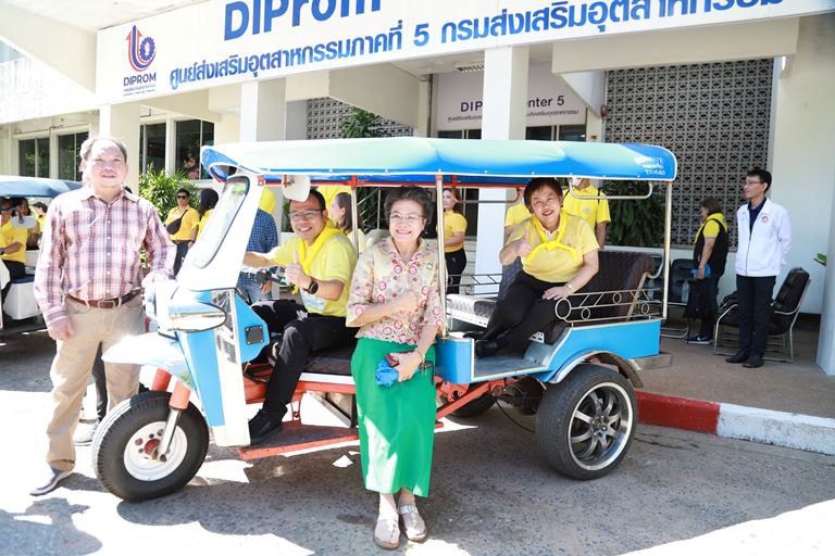 "ดีพร้อม" ผลักดัน EV มอบสามล้อไฟฟ้าแก่ ผปก. 