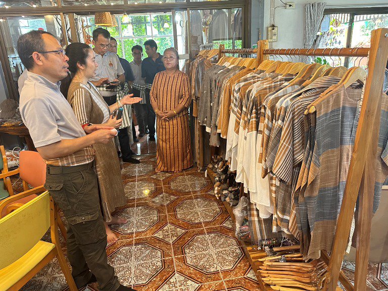 "อธิบดีใบน้อย" ตะลุยบึงกาฬ ต่อยอดการพัฒนาชุมชนดีพร้อมบ้านสะง้อ