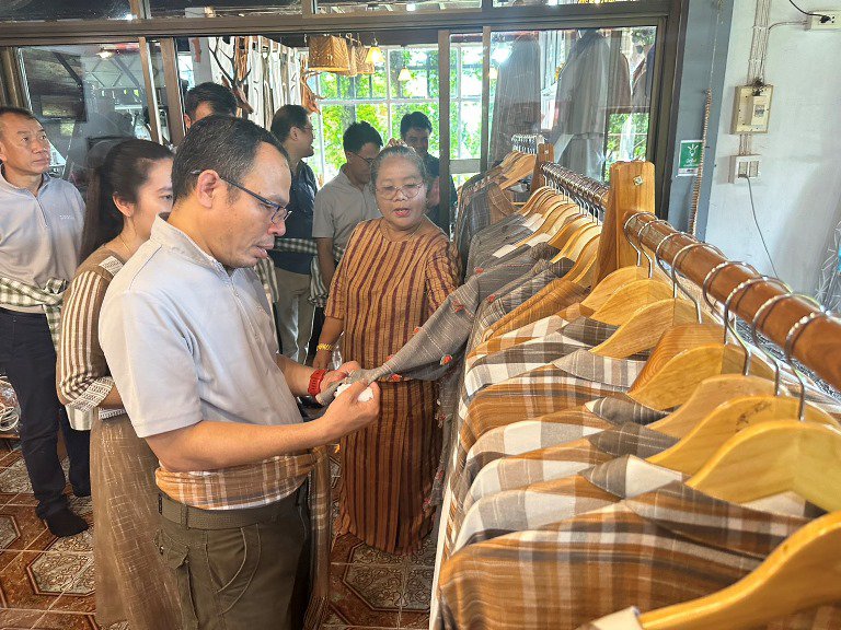 "อธิบดีใบน้อย" ตะลุยบึงกาฬ ต่อยอดการพัฒนาชุมชนดีพร้อมบ้านสะง้อ