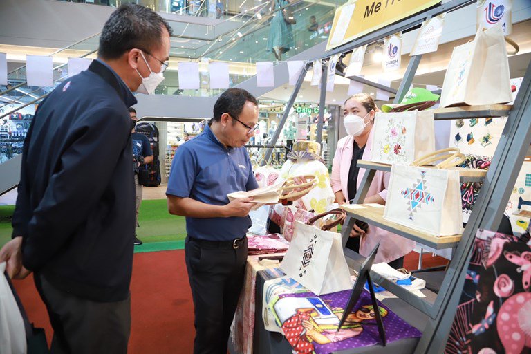 ดีพร้อม ยกทัพสิ่งทอคุณภาพ Thailand Textiles Tag บุกสีลมย่านไข่แดงเศรษฐกิจทดสอบตลาดหนุ่มสาวออฟฟิศ