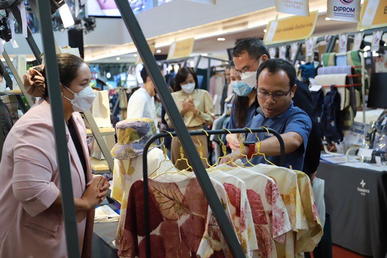ดีพร้อม ยกทัพสิ่งทอคุณภาพ Thailand Textiles Tag บุกสีลมย่านไข่แดงเศรษฐกิจทดสอบตลาดหนุ่มสาวออฟฟิศ