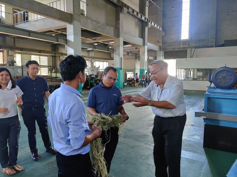 “อสอ.ใบน้อย” เยี่ยมชมเครื่องคัดแยกเส้นใยกัญชง เตรียมนำร่อง ศูนย์ Pilot Plant คัดแยกวัสดุเส้นใยแห่งอนาคต