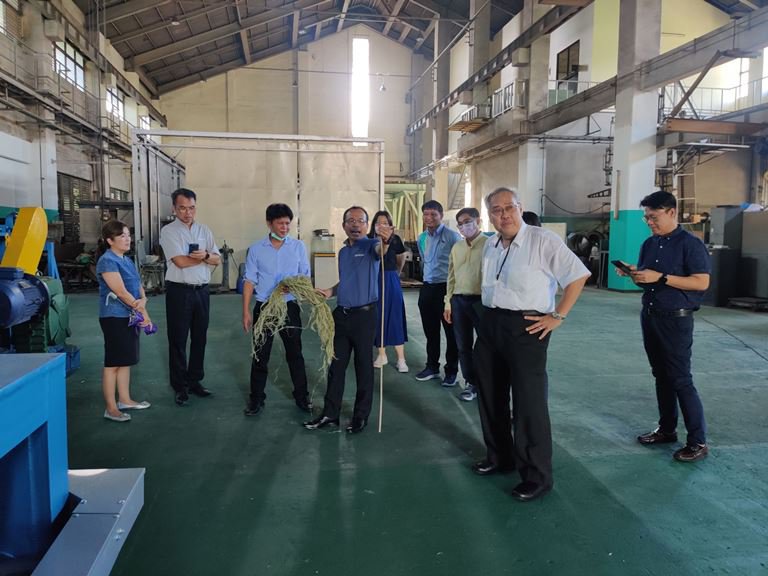 “อสอ.ใบน้อย” เยี่ยมชมเครื่องคัดแยกเส้นใยกัญชง เตรียมนำร่อง ศูนย์ Pilot Plant คัดแยกวัสดุเส้นใยแห่งอนาคต
