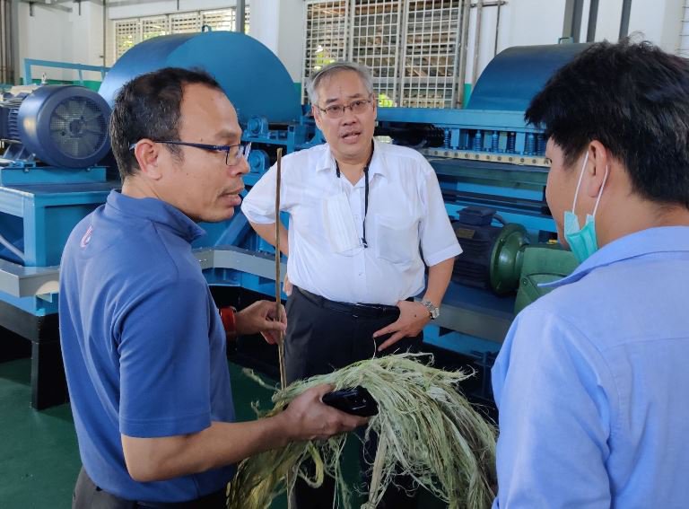 “อสอ.ใบน้อย” เยี่ยมชมเครื่องคัดแยกเส้นใยกัญชง เตรียมนำร่อง ศูนย์ Pilot Plant คัดแยกวัสดุเส้นใยแห่งอนาคต