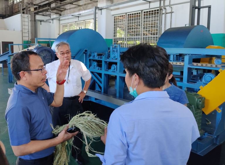 “อสอ.ใบน้อย” เยี่ยมชมเครื่องคัดแยกเส้นใยกัญชง เตรียมนำร่อง ศูนย์ Pilot Plant คัดแยกวัสดุเส้นใยแห่งอนาคต